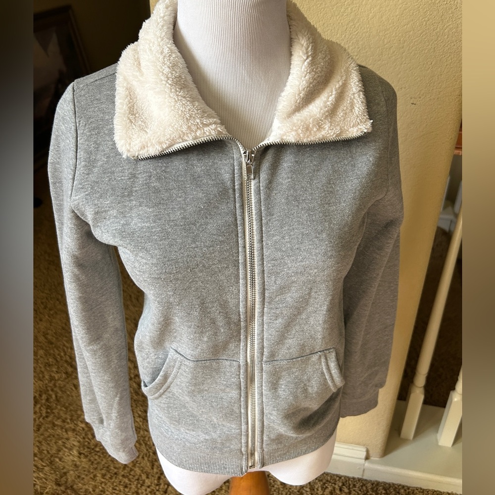 Girls grey sweater with white faux fir collar